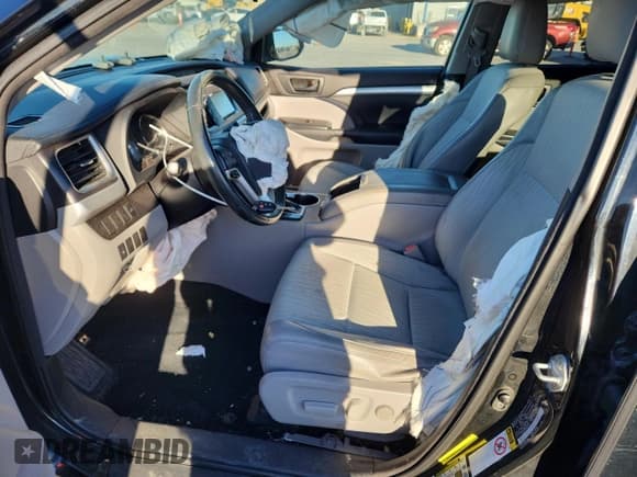 ✅ 2014 Toyota Highlander LE Plus • VIN: 5TDZKRFH3ES023134 • Lot: 90701695. Wystawiony na Copart z przebiegiem 190 676 mil. Bezpłatny archiwum sprzedaży aukcyjnych z USA i szczegółowy raport historii pojazdu na DreamBid. Zdjęcie 7.