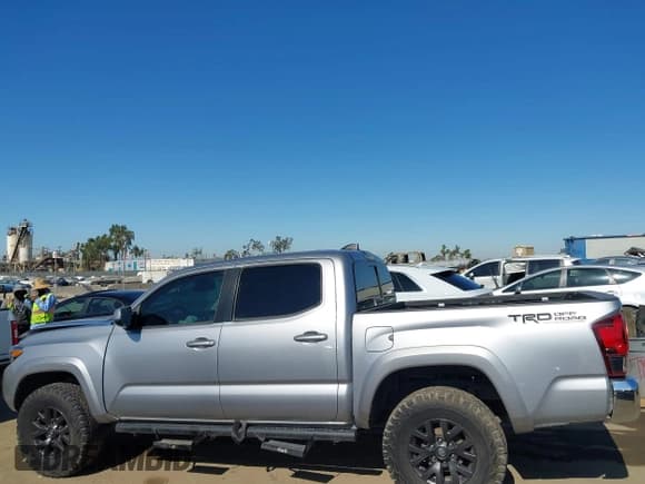 ✅ 2020 Toyota Tacoma SR5 • VIN: 3TMAZ5CN8LM122525 • Lot: 42643334. Wystawiony na IAAI z przebiegiem 74 946 mil. Bezpłatny archiwum sprzedaży aukcyjnych z USA i szczegółowy raport historii pojazdu na DreamBid. Zdjęcie 14.