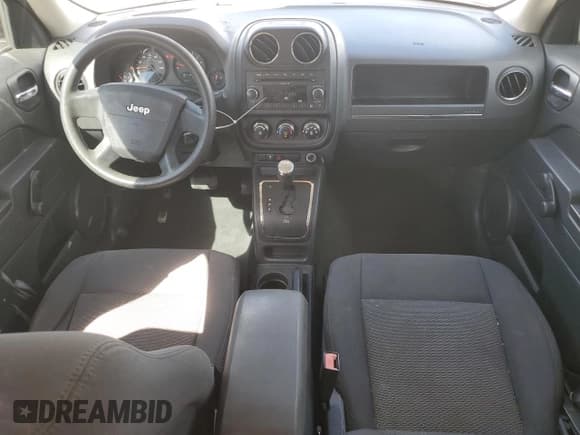 ✅ 2010 Jeep Patriot Sport • VIN: 1J4NT2GA6AD525950 • Lot: 84191165. Wystawiony na Copart z przebiegiem 200 865 mil. Bezpłatny archiwum sprzedaży aukcyjnych z USA i szczegółowy raport historii pojazdu na DreamBid. Zdjęcie 8.