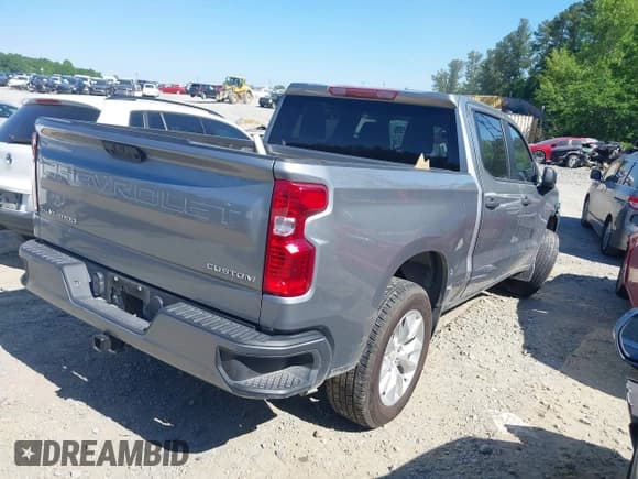 ✅ 2023 Chevrolet Silverado 1500 Custom • VIN: 1GCPABEK1PZ270250 • Lot: 42148020. Wystawiony na IAAI z przebiegiem 14 978 mil. Bezpłatny archiwum sprzedaży aukcyjnych z USA i szczegółowy raport historii pojazdu na DreamBid. Zdjęcie 4.