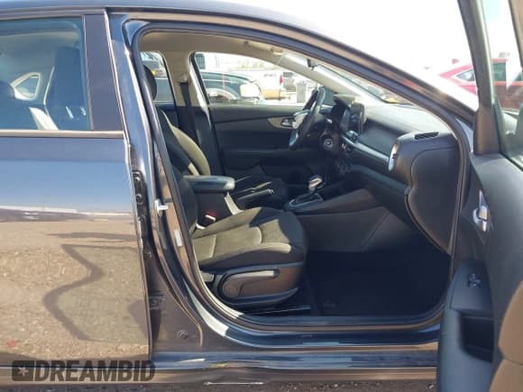 ✅ 2021 Kia Forte LXS • VIN: 3KPF24AD3ME372099 • Lot: 43527362. Wystawiony na IAAI z przebiegiem 77 741 mil. Bezpłatny archiwum sprzedaży aukcyjnych z USA i szczegółowy raport historii pojazdu na DreamBid. Zdjęcie 5.