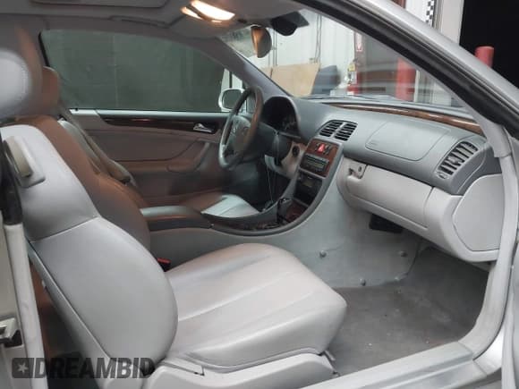 ✅ 2001 Mercedes-Benz CLK 320/430 • VIN: WDBLJ65GX1T091389 • Lot: 42058375. Wystawiony na IAAI z przebiegiem 215 750 mil. Bezpłatny archiwum sprzedaży aukcyjnych z USA i szczegółowy raport historii pojazdu na DreamBid. Zdjęcie 5.