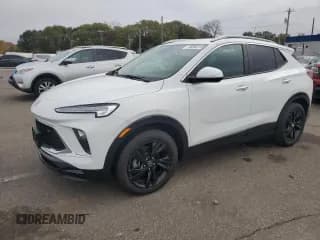✅ 2024 Buick Encore GX Sport Touring • VIN: KL4AMDSL1RB074272 • Lot: 90363115. Wystawiony na Copart z przebiegiem 33 341 mil. Bezpłatny archiwum sprzedaży aukcyjnych z USA i szczegółowy raport historii pojazdu na DreamBid. Zdjęcie 1.