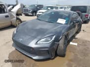 ✅ 2023 Toyota 86 Premium • VIN: JF1ZNBE16P9763299 • Lot: 42678602. Wystawiony na IAAI z przebiegiem 37 614 mil. Bezpłatny archiwum sprzedaży aukcyjnych z USA i szczegółowy raport historii pojazdu na DreamBid. Zdjęcie 2.