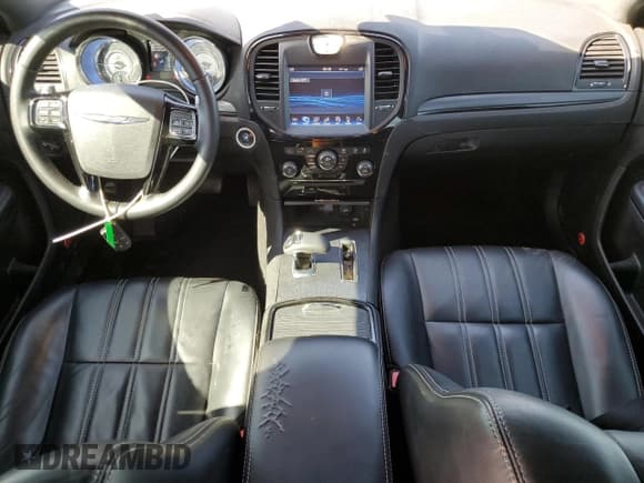 ✅ 2013 Chrysler 300 S • VIN: 2C3CCABG8DH586425 • Lot: 82609745. Wystawiony na Copart z przebiegiem 87 247 mil. Bezpłatny archiwum sprzedaży aukcyjnych z USA i szczegółowy raport historii pojazdu na DreamBid. Zdjęcie 8.