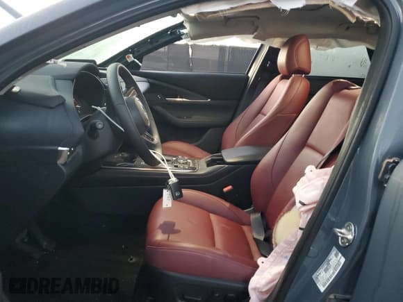 ✅ 2025 Mazda CX-30 S Carbon Edition • VIN: 3MVDMBCM1SM786275 • Lot: 91487135. Wystawiony na Copart z przebiegiem 3 391 mil. Bezpłatny archiwum sprzedaży aukcyjnych z USA i szczegółowy raport historii pojazdu na DreamBid. Zdjęcie 7.