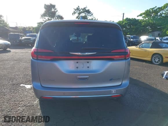 ✅ 2021 Chrysler Pacifica Hybrid Touring L • VIN: 2C4RC1L7XMR581385 • Lot: 43566058. Listed on IAAI with 6,979 mi. Free auction sales archive from the USA and detailed vehicle history report at DreamBid. Image 17.