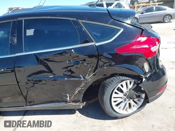 ✅ 2017 Ford Focus Titanium • VIN: 1FADP3N25HL309892 • Lot: 43572470. Listed on IAAI with 39,883 mi. Free auction sales archive from the USA and detailed vehicle history report at DreamBid. Image 14.