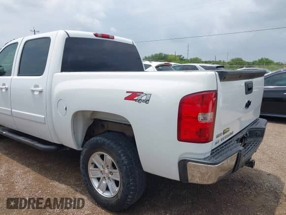 2007 Chevrolet Silverado 1500 1LT z VIN 3GCEK13387G506628, wystawiony jako IAAI lot #42087661 z przebiegiem 270 119 mil mil oraz . Historia ofert i sprzedaży dostępna na DreamBid. Obrazek 3.