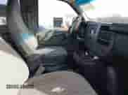 2015 Chevrolet Express Passenger LT z VIN 1GAZG1FGXF1172030, wystawiony jako IAAI lot #41510865 z przebiegiem 297 473 mil mil oraz . Historia ofert i sprzedaży dostępna na DreamBid. Obrazek 5.