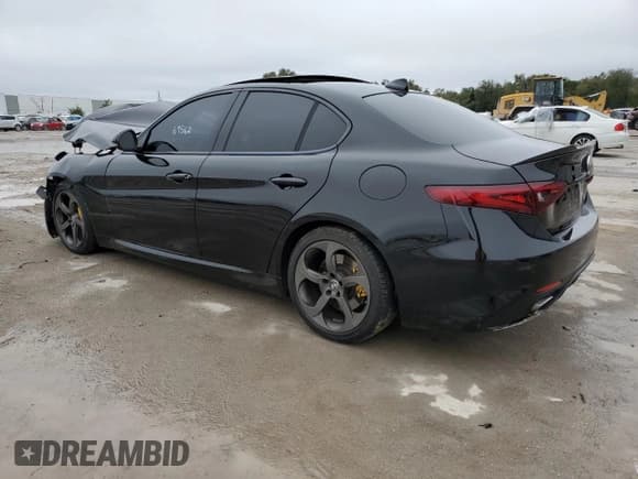 ✅ 2017 Alfa Romeo Giulia • VIN: ZARFAEBN2H7553710 • Lot: 72142482. Wystawiony na Copart z przebiegiem 69 562 mil. Bezpłatny archiwum sprzedaży aukcyjnych z USA i szczegółowy raport historii pojazdu na DreamBid. Zdjęcie 2.