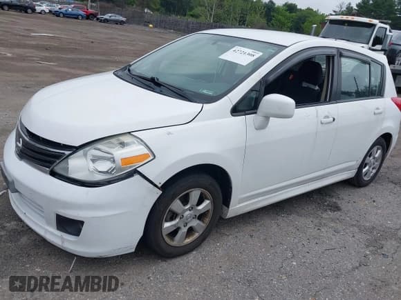 ✅ 2010 Nissan Versa S • VIN: 3N1BC1CP8AL388729 • Лот: 42721308. Опубликован ранее на IAAI с пробегом 158 681 миль. Бесплатный доступ к архиву аукционных продаж из США и подробный отчёт об истории автомобиля на DreamBid. Изображение 2.