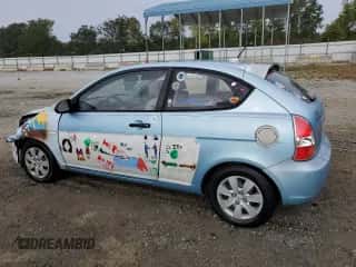 2009 Hyundai Accent Auto GS z VIN KMHCM36CX9U117686, wystawiony jako Copart lot #71089494 z przebiegiem 276 506 mil mil oraz Szkoda całkowita • Salvage title. Historia ofert i sprzedaży dostępna na DreamBid. Obrazek 2.