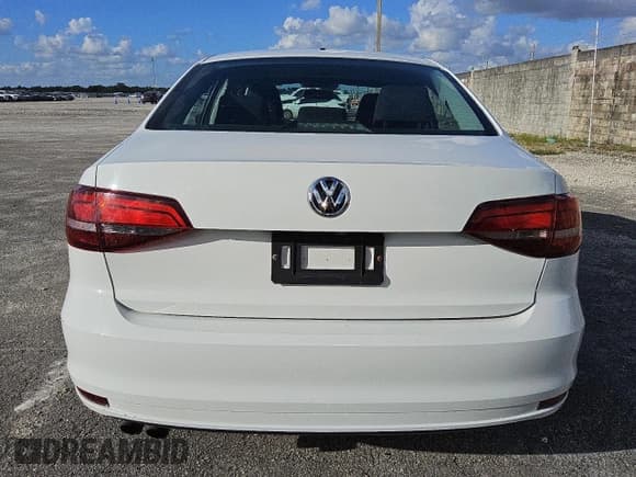 ✅ 2017 Volkswagen Jetta S • VIN: 3VW2B7AJ0HM290121 • Lot: 90040515. Wystawiony na Copart z przebiegiem 83 754 mil. Bezpłatny archiwum sprzedaży aukcyjnych z USA i szczegółowy raport historii pojazdu na DreamBid. Zdjęcie 6.