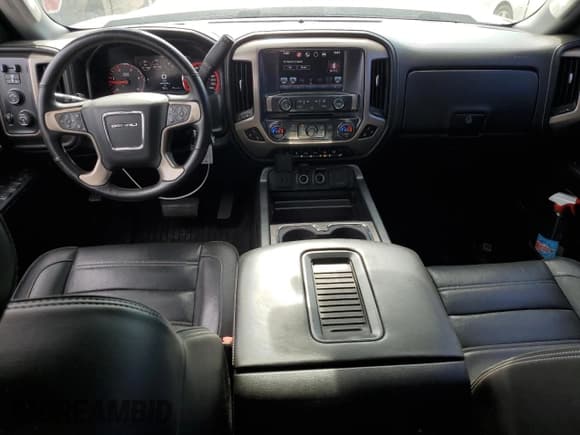 ✅ 2016 GMC Sierra 3500HD Denali • VIN: 1GT42YE84GF304755 • Lot: 64882644. Wystawiony na Copart z przebiegiem 120 309 mil. Bezpłatny archiwum sprzedaży aukcyjnych z USA i szczegółowy raport historii pojazdu na DreamBid. Zdjęcie 8.