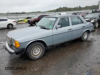 ✅ 1984 Mercedes-Benz 300 D • VIN: WDBAB33A2EA141026 • Лот: 80811485. Опубликован ранее на Copart с пробегом 239 190 миль. Бесплатный доступ к архиву аукционных продаж из США и подробный отчёт об истории автомобиля на DreamBid. Изображение 1.