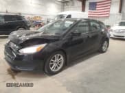 ✅ 2018 Ford Focus SE • VIN: 1FADP3K26JL316568 • Lot: 82711145. Wystawiony na Copart z przebiegiem 80 224 mil. Bezpłatny archiwum sprzedaży aukcyjnych z USA i szczegółowy raport historii pojazdu na DreamBid. Zdjęcie 1.