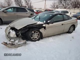 ✅ 2002 Saturn SC • VIN: 1G8ZP12862Z116923 • Лот: 87684445. Опубликован ранее на Copart с пробегом 90 284 миль. Бесплатный доступ к архиву аукционных продаж из США и подробный отчёт об истории автомобиля на DreamBid. Изображение 1.