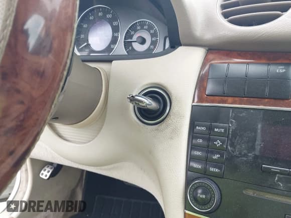 ✅ 2007 Mercedes-Benz CLK 550 • VIN: WDBTK72G37T076197 • Lot: 42646406. Wystawiony na IAAI z przebiegiem 150 421 mil. Bezpłatny archiwum sprzedaży aukcyjnych z USA i szczegółowy raport historii pojazdu na DreamBid. Zdjęcie 11.