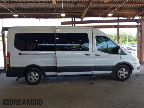✅ 2020 Ford Transit Passenger XL • VIN: 1FBAX2CG9LKA54558 • Lot: 42589656. Wystawiony na IAAI z przebiegiem 53 647 mil. Bezpłatny archiwum sprzedaży aukcyjnych z USA i szczegółowy raport historii pojazdu na DreamBid. Zdjęcie 13.