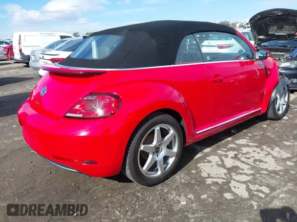✅ 2019 Volkswagen Beetle S • VIN: 3VW5DAAT9KM506464 • Lot: 41382376. Wystawiony na IAAI z przebiegiem 24 992 mil. Bezpłatny archiwum sprzedaży aukcyjnych z USA i szczegółowy raport historii pojazdu na DreamBid. Zdjęcie 4.
