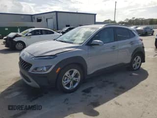 ✅ 2023 Hyundai Kona SEL • VIN: KM8K32AB9PU957625 • Лот: 85148235. Опубликован ранее на Copart с пробегом 14 345 миль. Бесплатный доступ к архиву аукционных продаж из США и подробный отчёт об истории автомобиля на DreamBid. Изображение 1.