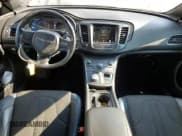 ✅ 2016 Chrysler 200 S • VIN: 1C3CCCBB4GN124732 • Lot: 70308235. Wystawiony na Copart z przebiegiem 91 669 mil. Bezpłatny archiwum sprzedaży aukcyjnych z USA i szczegółowy raport historii pojazdu na DreamBid. Zdjęcie 8.