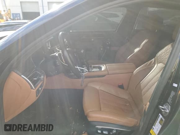 ✅ 2016 BMW 7 Series 750i xDrive • VIN: WBA7F2C58GG420149 • Lot: 92687385. Wystawiony na Copart z przebiegiem 96 532 mil. Bezpłatny archiwum sprzedaży aukcyjnych z USA i szczegółowy raport historii pojazdu na DreamBid. Zdjęcie 7.