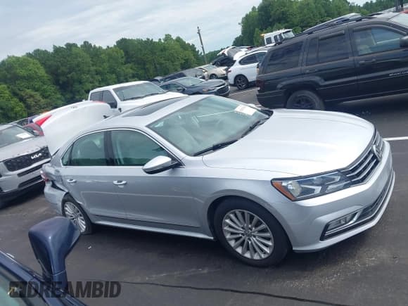 ✅ 2016 Volkswagen Passat SE • VIN: 1VWBS7A30GC061780 • Lot: 42963958. Wystawiony na IAAI z przebiegiem 87 364 mil. Bezpłatny archiwum sprzedaży aukcyjnych z USA i szczegółowy raport historii pojazdu na DreamBid. Zdjęcie 13.