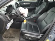 ✅ 2023 Volvo XC40 Ultimate Dark Theme • VIN: YV4L12UX7P2002708 • Lot: 66403165. Wystawiony na Copart z przebiegiem 16 116 mil. Bezpłatny archiwum sprzedaży aukcyjnych z USA i szczegółowy raport historii pojazdu na DreamBid. Zdjęcie 7.