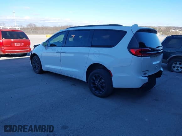 ✅ 2022 Chrysler Pacifica Touring • VIN: 2C4RC1FG1NR110237 • Lot: 41058050. Wystawiony na IAAI z przebiegiem Nie podano. Bezpłatny archiwum sprzedaży aukcyjnych z USA i szczegółowy raport historii pojazdu na DreamBid. Zdjęcie 3.