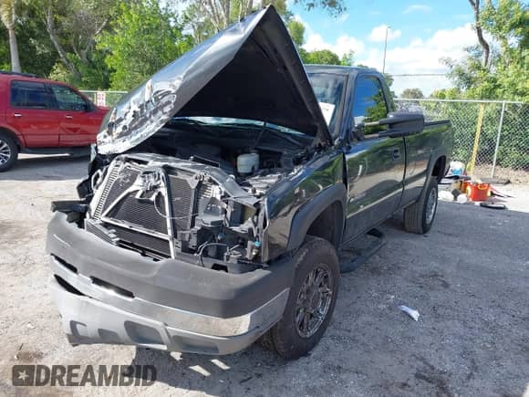 2005 Chevrolet Silverado 2500HD z VIN 1GCHC24295E245665, wystawiony jako IAAI lot #43454479 z przebiegiem 310 295 mil mil oraz . Historia ofert i sprzedaży dostępna na DreamBid. Obrazek 17.