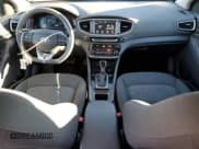 ✅ 2017 Hyundai Ioniq Blue • VIN: KMHC65LC6HU047015 • Lot: 85462824. Wystawiony na Copart z przebiegiem 82 048 mil. Bezpłatny archiwum sprzedaży aukcyjnych z USA i szczegółowy raport historii pojazdu na DreamBid. Zdjęcie 8.