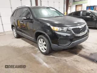 ✅ 2013 Kia Sorento LX • VIN: 5XYKTDA22DG369112 • Лот: 43618370. Опубликован ранее на IAAI с пробегом 138 962 миль. Бесплатный доступ к архиву аукционных продаж из США и подробный отчёт об истории автомобиля на DreamBid. Изображение 1.