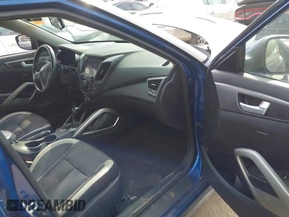 2015 Hyundai Veloster Turbo R-Spec z VIN KMHTC6AE1FU241628, wystawiony jako IAAI lot #42013008 z przebiegiem 110 357 mil mil oraz . Historia ofert i sprzedaży dostępna na DreamBid. Obrazek 5.