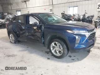 ✅ 2024 Chevrolet Trax LS • VIN: KL77LFE22RC217156 • Лот: 43571539. Опубликован ранее на IAAI с пробегом 18 117 миль. Бесплатный доступ к архиву аукционных продаж из США и подробный отчёт об истории автомобиля на DreamBid. Изображение 1.