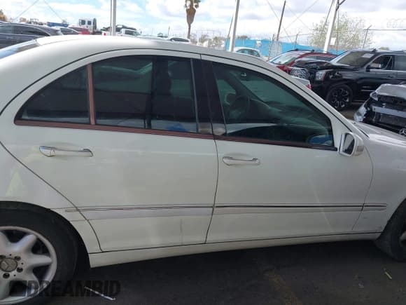 ✅ 2004 Mercedes-Benz C 240 • VIN: WDBRF61JX4A628520 • Lot: 41788831. Wystawiony na IAAI z przebiegiem 201 151 mil. Bezpłatny archiwum sprzedaży aukcyjnych z USA i szczegółowy raport historii pojazdu na DreamBid. Zdjęcie 13.