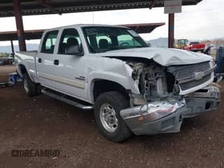 2004 Chevrolet Silverado 2500HD LS z VIN 1GCHK23184F123111, wystawiony jako IAAI lot #43411939 z przebiegiem 128 815 mil mil oraz . Historia ofert i sprzedaży dostępna na DreamBid. Obrazek 1.