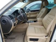 ✅ 2009 Volkswagen Touareg V6 • VIN: WVGFM77L59D036629 • Lot: 57887335. Wystawiony na Copart z przebiegiem 204 944 mil. Bezpłatny archiwum sprzedaży aukcyjnych z USA i szczegółowy raport historii pojazdu na DreamBid. Zdjęcie 7.