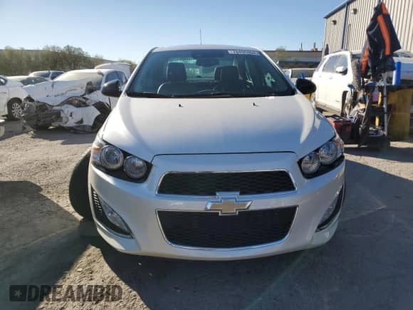 2015 Chevrolet Sonic RS z VIN 1G1JG5SB8F4186070, wystawiony jako Copart lot #78496804 z przebiegiem 57 908 mil mil oraz Szkoda całkowita • Salvage title. Historia ofert i sprzedaży dostępna na DreamBid. Obrazek 5.