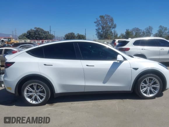 ✅ 2022 Tesla Model Y Long Range • VIN: 7SAYGDEE6NF423753 • Lot: 43165902. Wystawiony na IAAI z przebiegiem 52 678 mil. Bezpłatny archiwum sprzedaży aukcyjnych z USA i szczegółowy raport historii pojazdu na DreamBid. Zdjęcie 14.