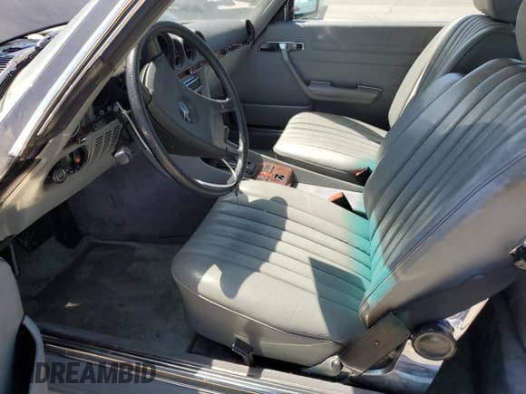 ✅ 1985 Mercedes-Benz SL • VIN: WDB1070461A026562 • Лот: 60354385. Опубликован ранее на Copart с пробегом 33 243 миль. Бесплатный доступ к архиву аукционных продаж из США и подробный отчёт об истории автомобиля на DreamBid. Изображение 7.