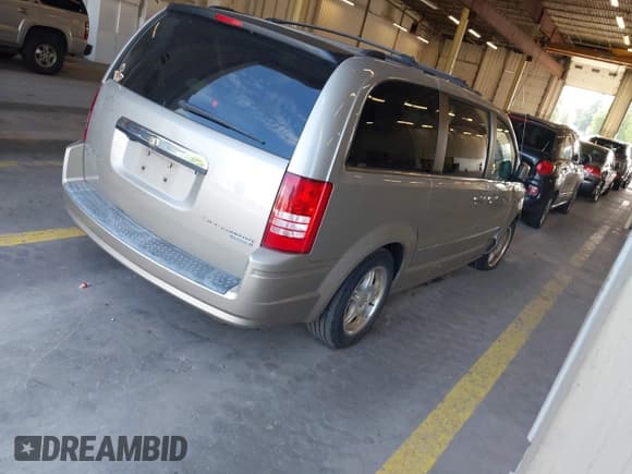 ✅ 2009 Chrysler Town & Country Touring • VIN: 2A8HR54X19R622986 • Lot: 42779570. Wystawiony na IAAI z przebiegiem 192 193 mil. Bezpłatny archiwum sprzedaży aukcyjnych z USA i szczegółowy raport historii pojazdu na DreamBid. Zdjęcie 4.