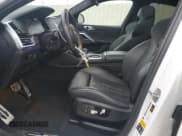 ✅ 2022 BMW X6 M • VIN: 5YMCY0C08N9L71063 • Lot: 69305505. Wystawiony na Copart z przebiegiem 21 102 mil. Bezpłatny archiwum sprzedaży aukcyjnych z USA i szczegółowy raport historii pojazdu na DreamBid. Zdjęcie 7.