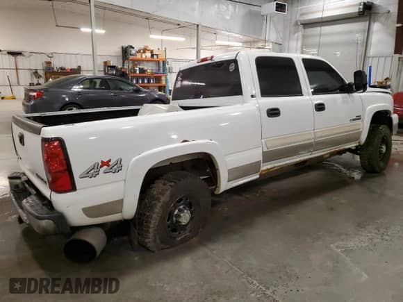 2005 Chevrolet Silverado 2500HD LT с VIN 1GCHK232X5F896009, выставлен на аукционе Copart как лот 82558055 с пробегом 153 391 миль миль и Списание • Salvage title. История ставок и продаж доступна на DreamBid. Изображение 3.