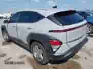 2024 Hyundai Kona SE z VIN KM8HA3AB7RU106593, wystawiony jako IAAI lot #43065618 z przebiegiem 16 699 mil mil oraz . Historia ofert i sprzedaży dostępna na DreamBid. Obrazek 3.