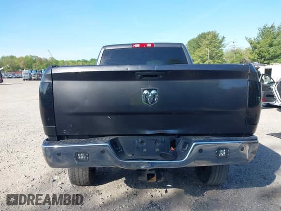 ✅ 2018 Ram 2500 Tradesman • VIN: 3C6UR5CL1JG390282 • Lot: 42133001. Listed on IAAI with 256,087 mi. Free auction sales archive from the USA and detailed vehicle history report at DreamBid. Image 16.