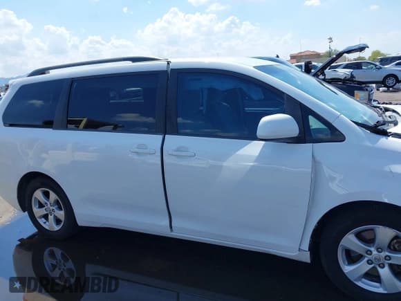 ✅ 2015 Toyota Sienna LE AAS • VIN: 5TDKK3DC8FS646613 • Lot: 43073670. Listed on IAAI with 117,828 mi. Free auction sales archive from the USA and detailed vehicle history report at DreamBid. Image 13.