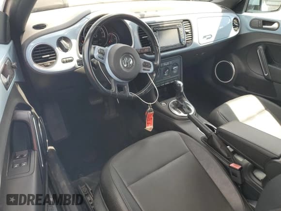 ✅ 2014 Volkswagen Beetle 2.5L • VIN: 3VW5P7AT7EM807765 • Лот: 81409215. Опубликован ранее на Copart с пробегом 62 471 миль. Бесплатный доступ к архиву аукционных продаж из США и подробный отчёт об истории автомобиля на DreamBid. Изображение 8.