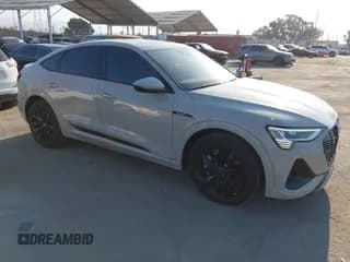 ✅ 2021 Audi e-tron Premium • VIN: WA11AAGE4MB012522 • Lot: 42955337. Wystawiony na IAAI z przebiegiem 37 605 mil. Bezpłatny archiwum sprzedaży aukcyjnych z USA i szczegółowy raport historii pojazdu na DreamBid. Zdjęcie 1.